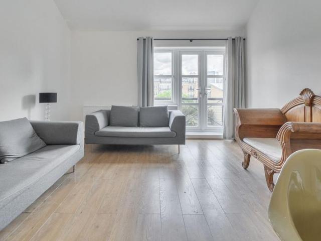 Alphabet Square, London, E3 4 bed terraced house to rent £4,000 pcm £923 pw
