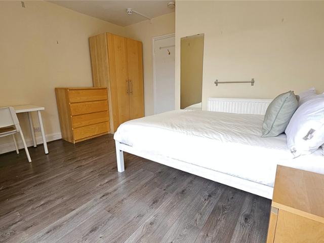 Alphabet Square, London E3 6 bed house to rent £900 pcm £208 pw