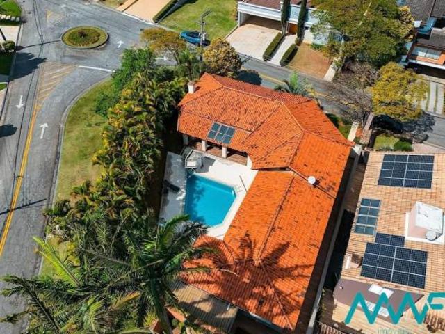 Alphaville 5 — Casa Semitérrea com Piscina e Sauna, Porteira Fechada