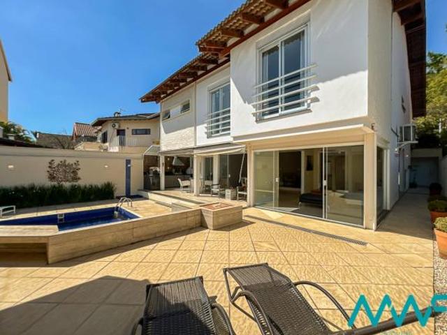 Alphaville 6 — Casa Reformada com 4 Suítes, Piscina e Sauna
