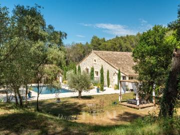Alpilles Mas rénové 373m² Saint Etienne du Grès