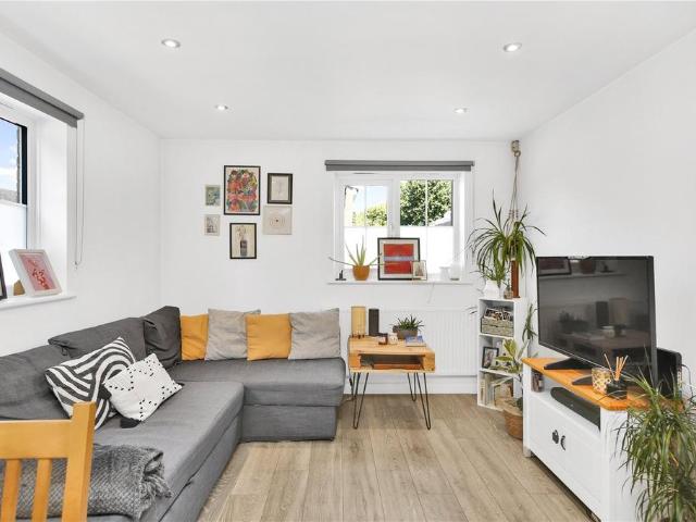 Alpine Grove, London, E9 2 bed apartment to rent £2,500 pcm £577 pw