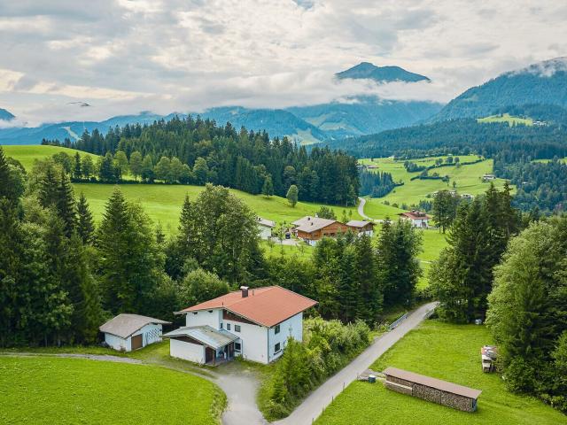Alpiner Rückzugsort mit Freizeitwohnsitz und Beeindruckendem Kaiserblick