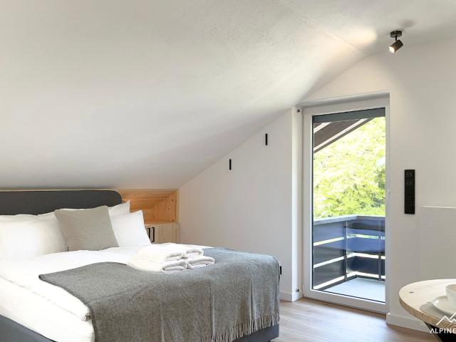 ALPINESTAY #2 – Stylish Studio Apartment for 2 in Garmisch Partenkirchen: Balcony with Mountain View | Central Location | Full Renovation