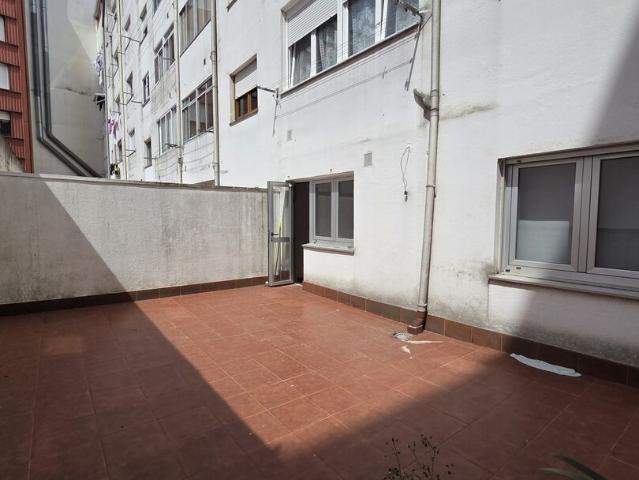 ALQUILA OFICINA CON PATIO EN EL CENTRO DE SANTIAGO DE COMPOSTELA
