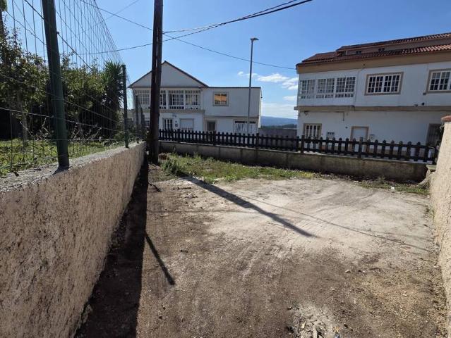 ALQUILA CASA CERCA DEL MILLADOIRO CON GARAJE Y JARDIN