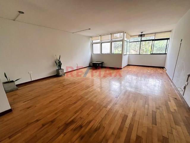 Alquila En Exclusiva Zona De Miraflores!. Departamento De 176 M2 En 2Do. Piso, Con Vista A Parque + Estacionamiento
