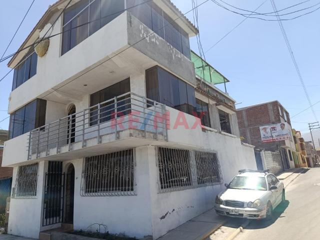 ¡Alquila La Casa De Tus Sueños En Cayma!  ✨ ¡3 Pisos De Amplitud, Jardín, Cochera Y Tu Propia Tina De Hidromasaje! ✨