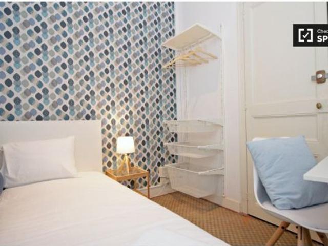 Alquilar una habitación con escritorio en un apartamento de 8 habitaciones, Gracia