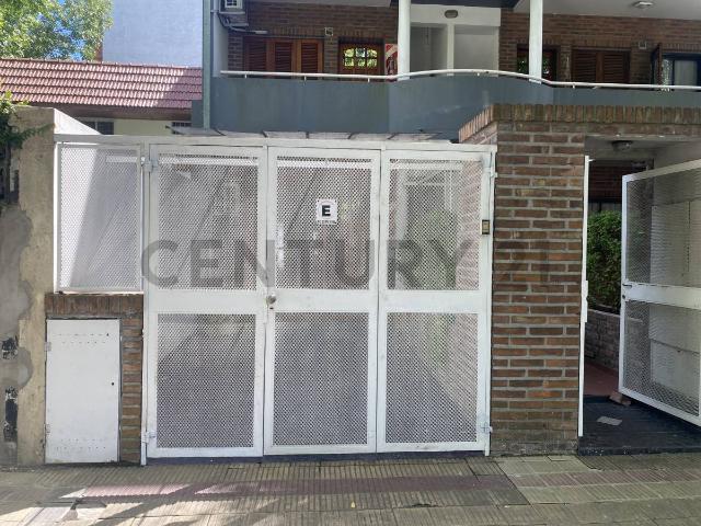 ALQUILER. 25 Y 44. DEPARTAMENTO CON COCHERA Y PATIO SOBRE LA PLAZA