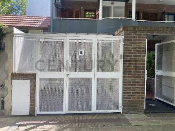 ALQUILER. 25 Y 44. DEPARTAMENTO CON COCHERA Y PATIO SOBRE LA PLAZA