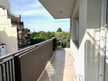 ALQUILER 3 AMBIENTES 4 AÑOS CON BALCON Y COCHERA PISO ALTO MUY LUMINOSO PLAZA IRLANDA