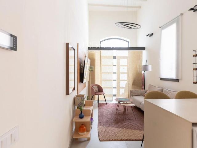 ALQUILER TEMPORAL PARA OCIO Y VACACIONES: Elegante Dúplex con Entrada Privada en Gràcia
