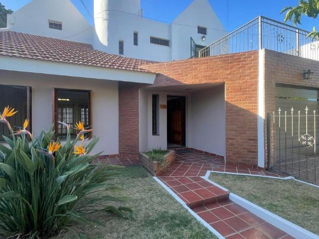 ALQUILER | Villa Argentina | 3 Dor. | 190 m2 | 3 Baños | Patio c/ Galeria Asador | Cochera c/ Portón Aut. | Terraza y Jardín