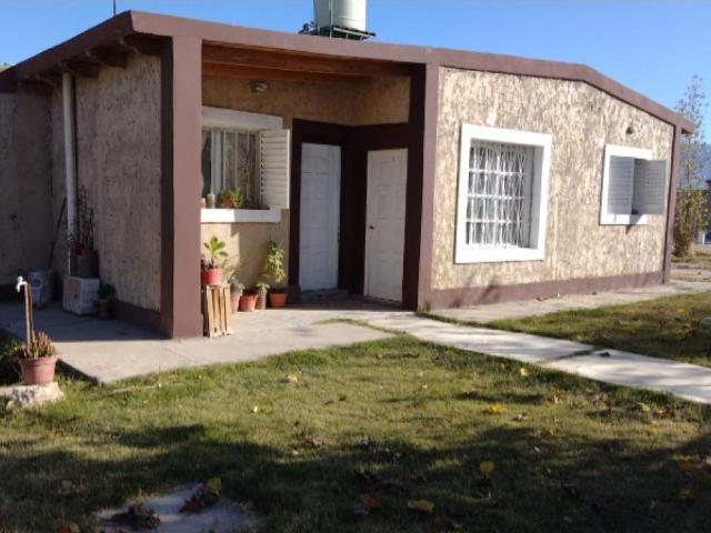 Alquiler Albardon Casa Grande 3 Habitaciones 2 Baño, 2 Living, Parrillero. Espacios Verde. Barrio Semiprivado Cercado