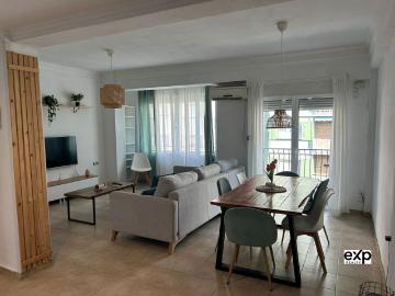 ALQUILER AMPLIO PISO DE TRES HABITACIONES