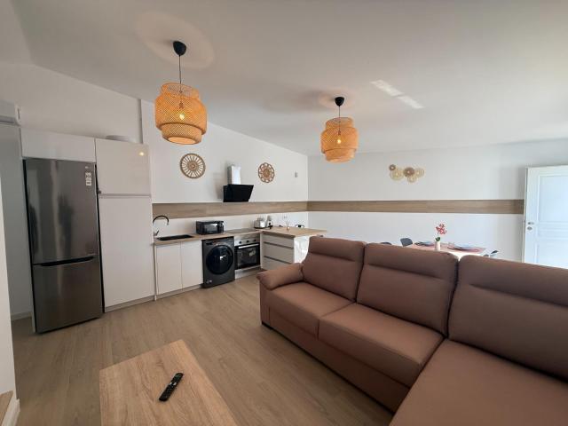 Alquiler anual, vivienda amueblada en recinto privado con piscina comunitaria