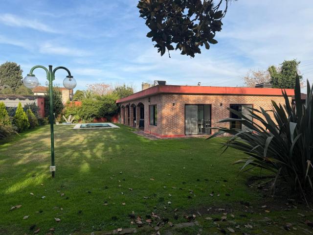 ALQUILER ANUAL Casa 4 dormitorios con pileta Bella Vista
