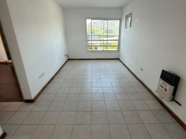 Alquiler anual Dpto 1 dormitorio, cochera, a 200m del cucu