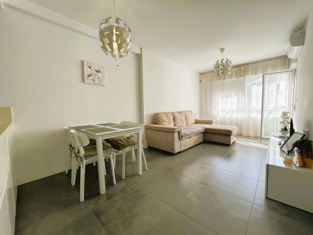 Alquiler apartamento con aire acondicionado, piscina comunitaria