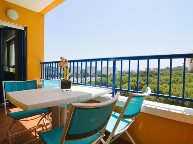 Alquiler apartamento con piscina comunitaria, vistas al mar