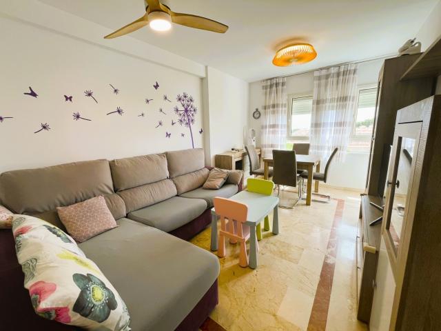 Alquiler apartamento con piscina comunitaria, vistas al mar