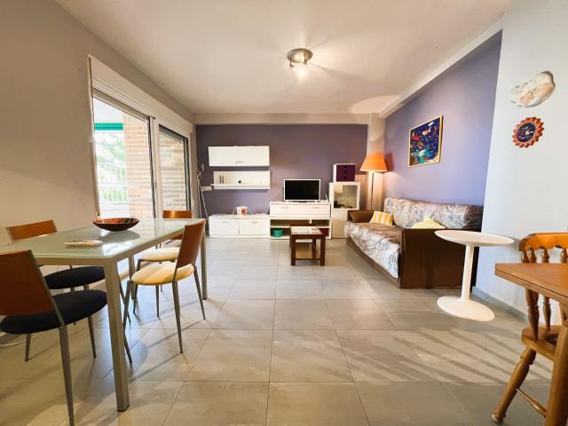 Alquiler apartamento con piscina comunitaria, vistas al mar