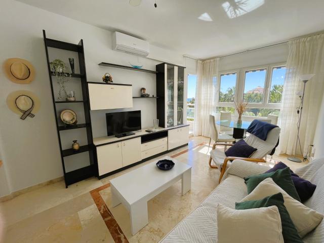 Alquiler apartamento con piscina comunitaria, vistas al mar