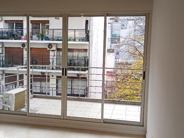ALQUILER BELGRANO CERCA DE FFCC SUBTE METROBUS PISO ALTO AL FRENTE CON BALCON AL NORTE MUY LUMINOSO