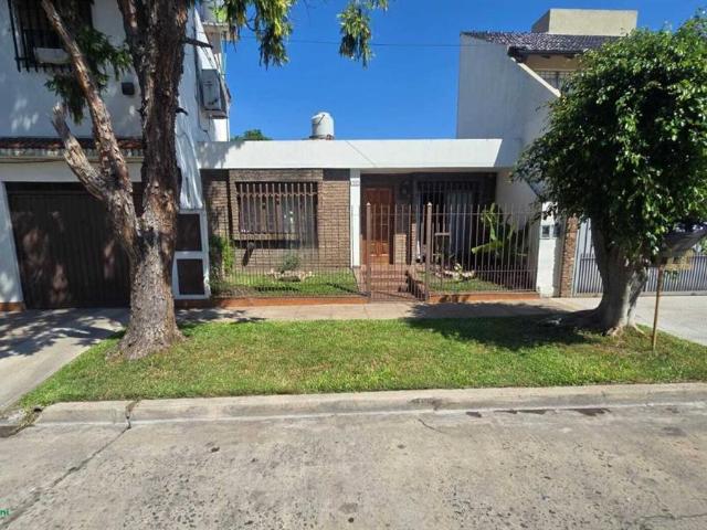 ALQUILER CASA AMERICANA 4 AMB CASTELAR NORTE COCHERA
