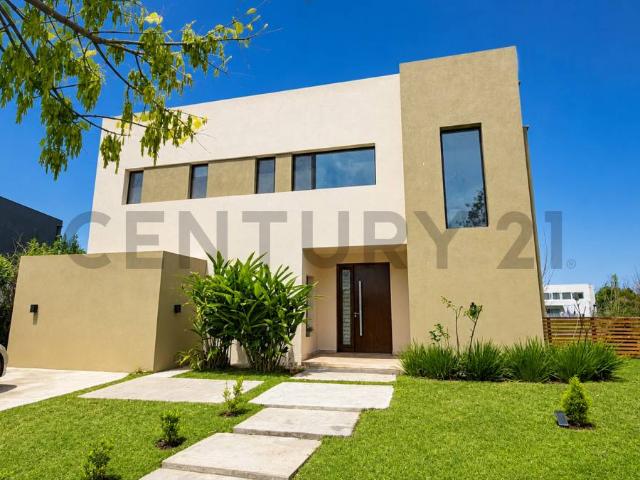 Alquiler – Casa amoblada de 6 ambientes a la laguna en El Cantón Norte | Contrato por 2 años
