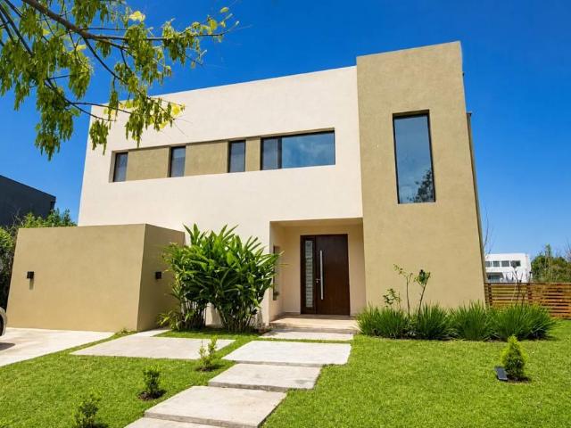 Alquiler – Casa amoblada de 6 ambientes a la laguna en El Cantón Norte | Contrato por 2 años