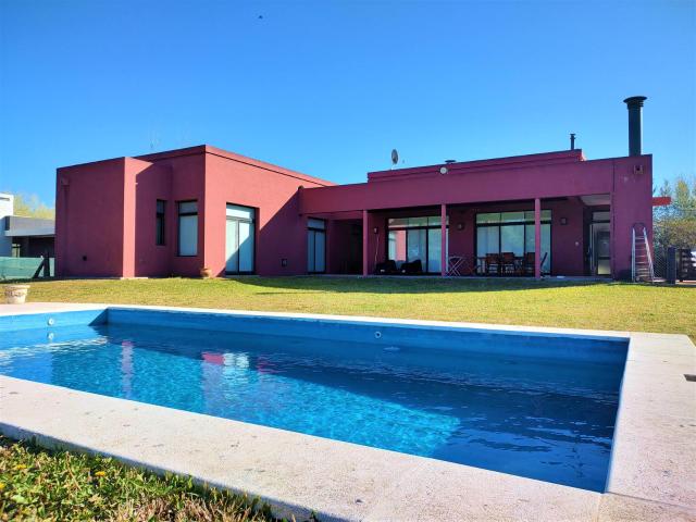 ALQUILER Casa con piscina barrio cerrado en Campos de Roca I ? 300m?