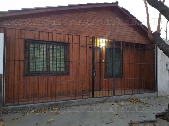 Alquiler. Casa De Dos Dormitorios Con Fondo Prefabricada A 30 Metros De Parque De Mayo. Capital