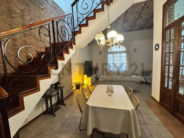 Alquiler Casa de Estilo en Alquiler | Gran Potencial para Gastronomía, Oficinas o Vivienda | A metro