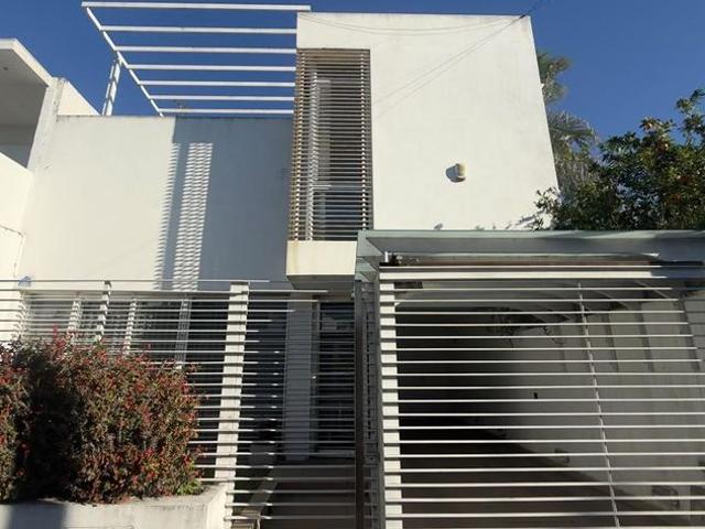 Alquiler casa de 3 dormitorios con doble cochera, jardín y pileta barrio La Florida, Rosario