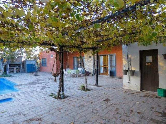 Alquiler Casa Dos Dormitorios, Amoblada Con Pileta, Cochera Y Amplio Espacio Verde Chimbas