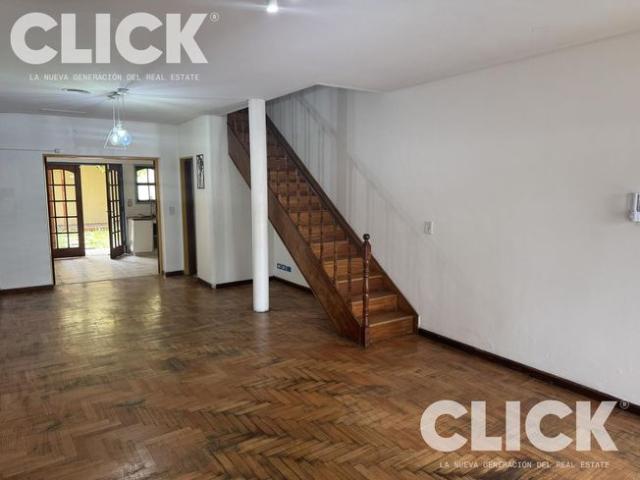 Alquiler Casa en duplex de 3 pisos con patio y cochera Saavedra