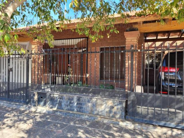 Alquiler. Casa En Santa Lucia De 3 Dormitorios, 2 Baños Y Pileta A Metros De Av. Lib. Y Colon
