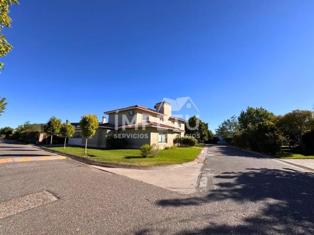Alquiler casa tres dormitorios en barrio privado Comahue Golf Club