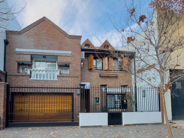 Alquiler Casa 20 años 4 dormitorios, 352m2, 2 cocheras, Condarco 3800, Barrio San Pedro, Villa Devoto | Argenprop