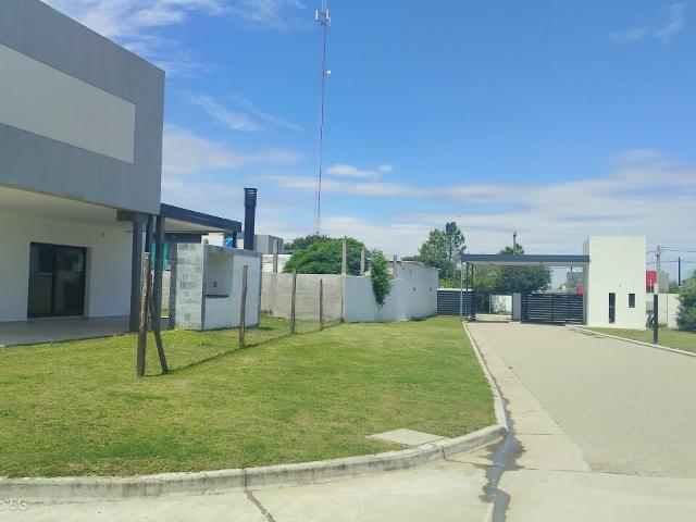 ALQUILER CASA 2 DORM 2BAÑOS C/PATIO COCHERA Y ASADOR en HOUSING E53 $ 900.000