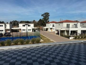 Alquiler Casa 2 dormitorios 1 año, 79m2, 1 cochera, Chic Village Pilar 100, La Lonja | Argenprop