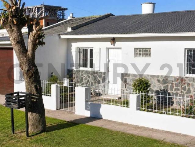 Alquiler Casa 3 ambientes amoblada con cochera Barrio Malvinas Argentinas