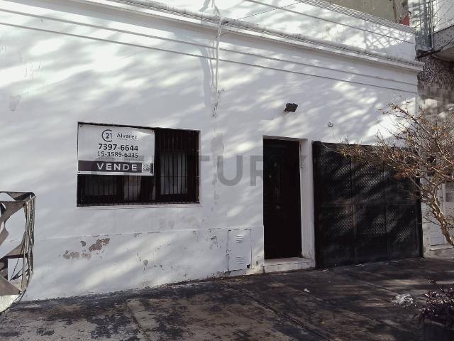 ALQUILER CASA 3 AMBIENTES CON COCHERA, TERRAZA Y GRAN JARDÍN – EXCELENTE UBICACIÓN