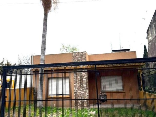 ALQUILER CASA 3 AMBIENTES, CON ENTRADA PARA AUTO