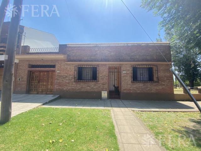 Alquiler Casa 3 ambientes con patio y cochera en Wilde
