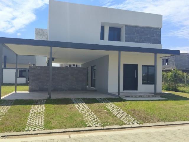 ALQUILER CASA 3 DORM 3BAÑOS C/PATIO Ch Y ASADOR en HOUSING E53 $ 1.200.000