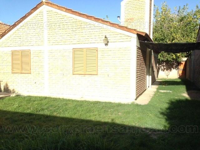 Alquiler Casa, 3 Dorm, Baño, Living, Fondo Parquizado Entrada Vehicular. Natania Xv