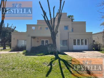 Alquiler Casa 3 dormitorios 12 años, 350m2, 1 cochera, Carola Lorenzini 4900, Moreno | Argenprop